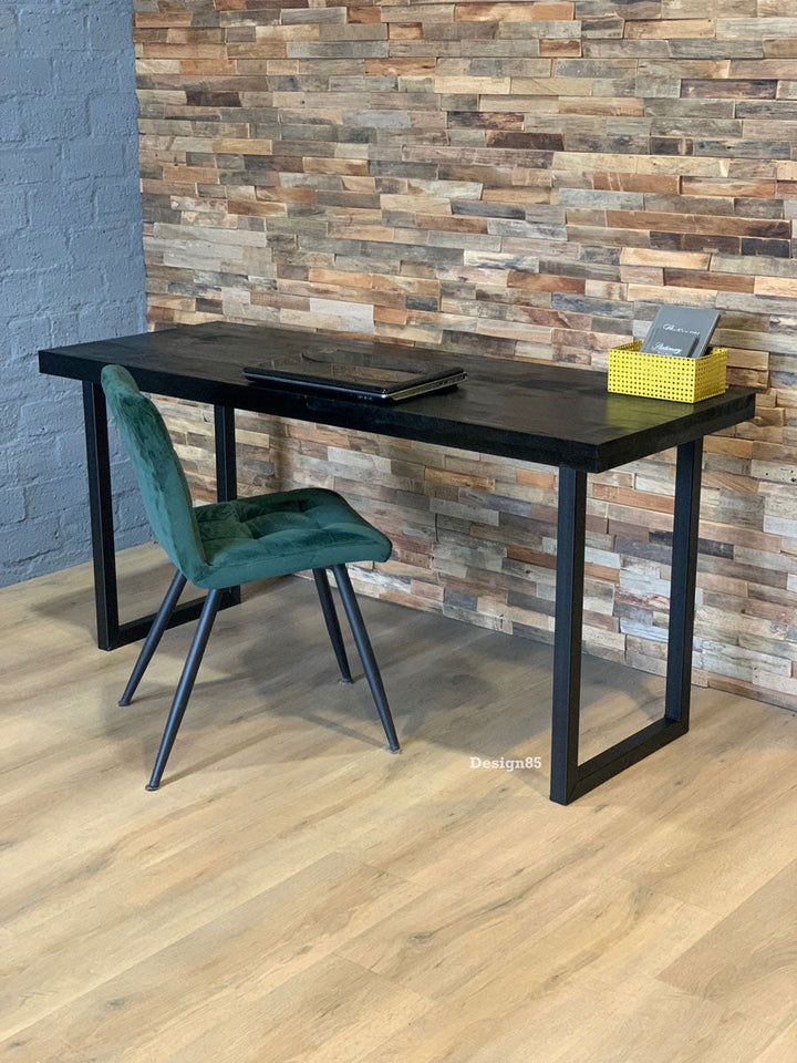 Bureau met zwarte poten