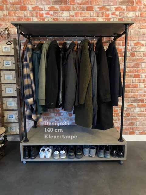 Kledingrek vol met jassen van DESIGN85