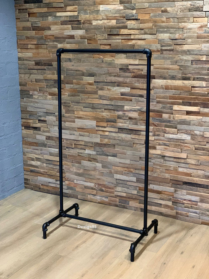 Zwart kledingrek voor op een meidenkamer