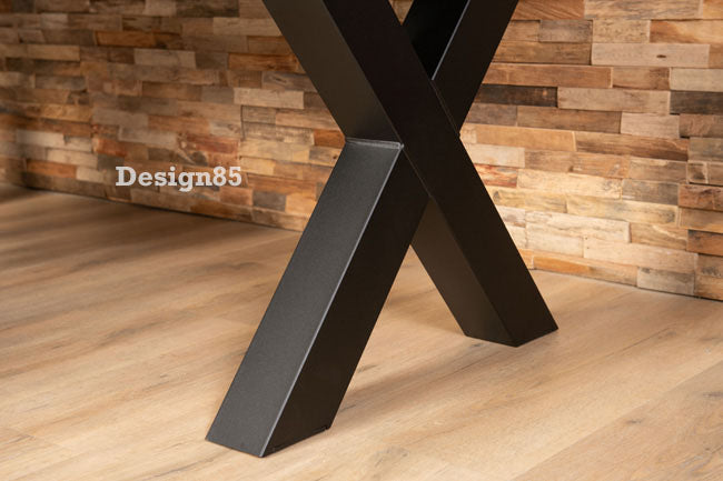 Bureau met zwarte poten als onderstel