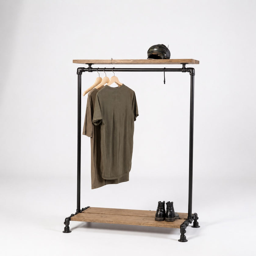 Open kledingrek Dynamiek met houten planken, zwarte buizen en ruime opbergmogelijkheden voor kleding en schoenen