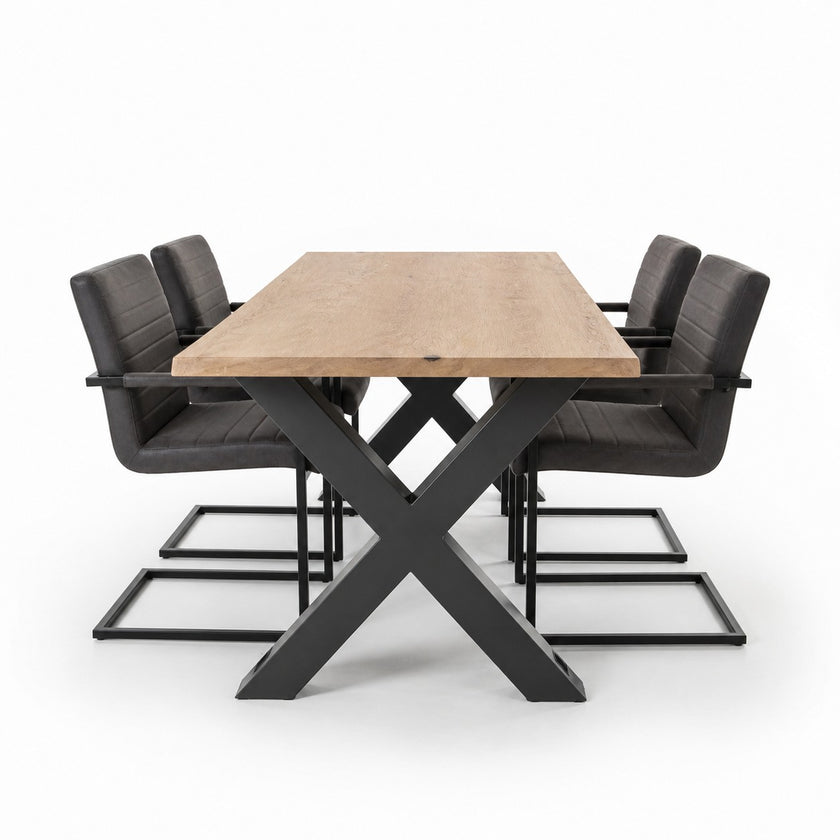 Industriële eiken eettafel Storm met white eiken tafelblad en robuuste stalen X-poot