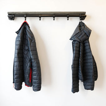 Industriële kapstok Deluxe — frontaanzicht met zwart stalen frame en haken