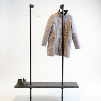 Zwarte industriële kapstok Hanger, frontaanzicht — stalen frame en donkere afwerking.