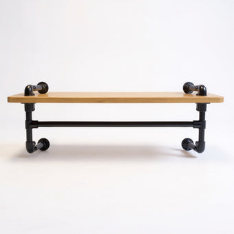 Industriële kapstok Kledinghanger — metalen frame en haken, moderne industriële uitstraling.