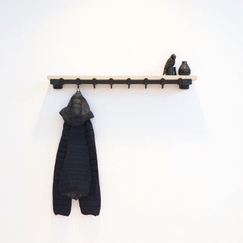 Zwarte industriële kapstok Kwiek, frontaanzicht — stalen frame en donkere afwerking.