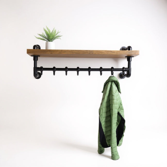 Industriële wandkapstok met boomstam legplank en zwarte metalen haken
