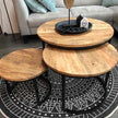 ronde salontafel mango in een woonkamer met de bank op de achtergrond
