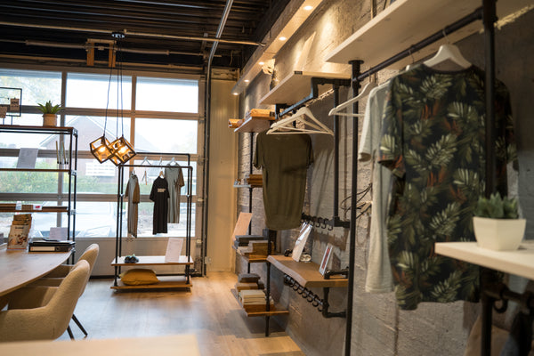Showroom van Design85 in Wehl waar diverse steigerbuis meubels worden gepresenteerd.