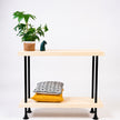 steigerbuis kast met zwart frame en naturel vurenhouten planken als stoere blikvanger in huis