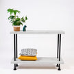 Stoere open kast van steigerbuizen met houten legplanken en industrieel design voor woonkamer of kantoor