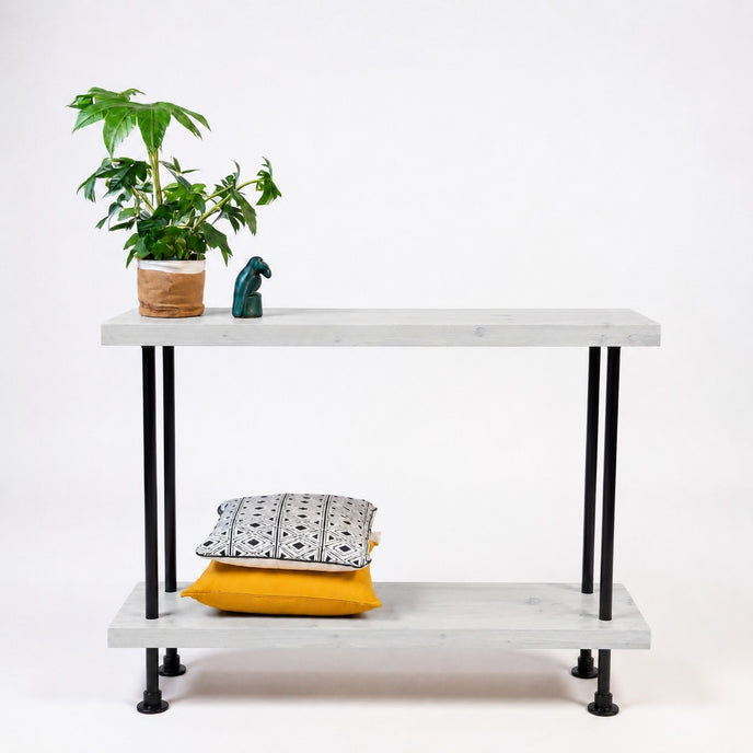 Stoere open kast van steigerbuizen met houten legplanken en industrieel design voor woonkamer of kantoor