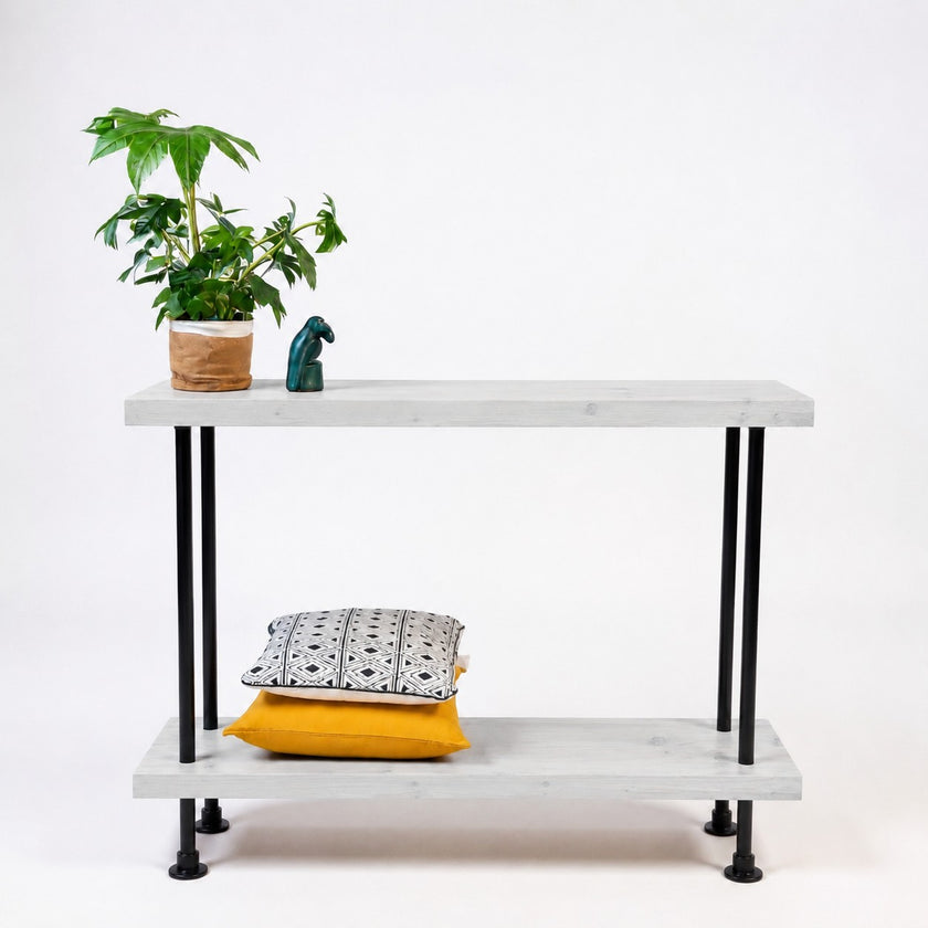 Stoere open kast van steigerbuizen met houten legplanken en industrieel design voor woonkamer of kantoor