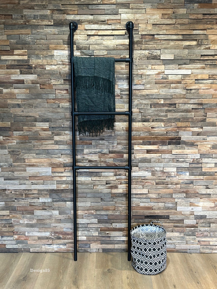 Steigerbuis Kledingrek Duister