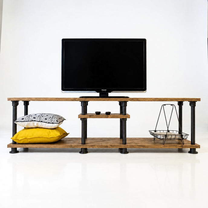 Industrieel steigerbuis TV meubel Fraai met bruin gebeitste vurenhouten planken, zwart onderstel en een kleine middenplank.