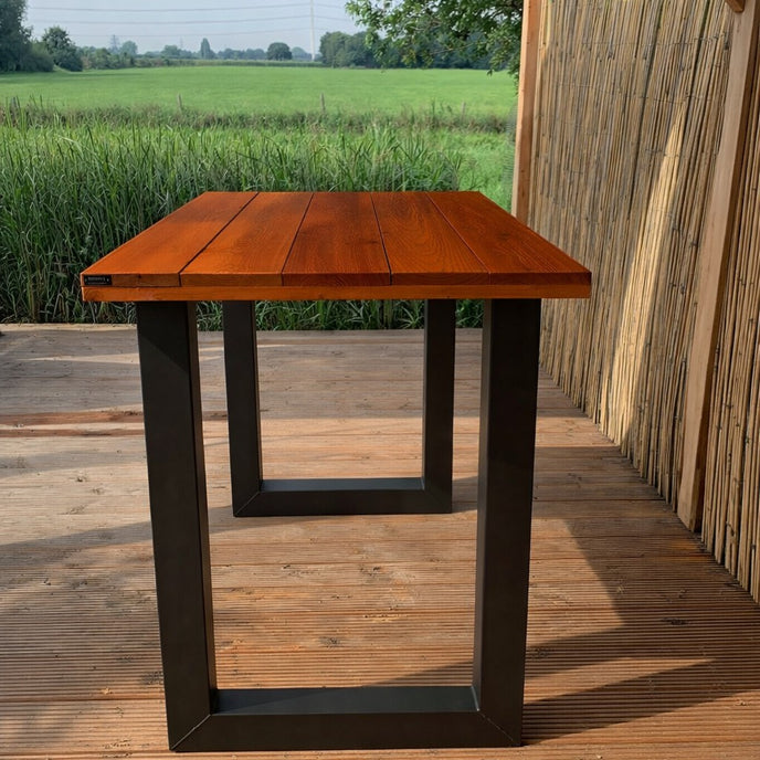 Hoge bartafel tuin met stalen frame en massief douglas houten blad