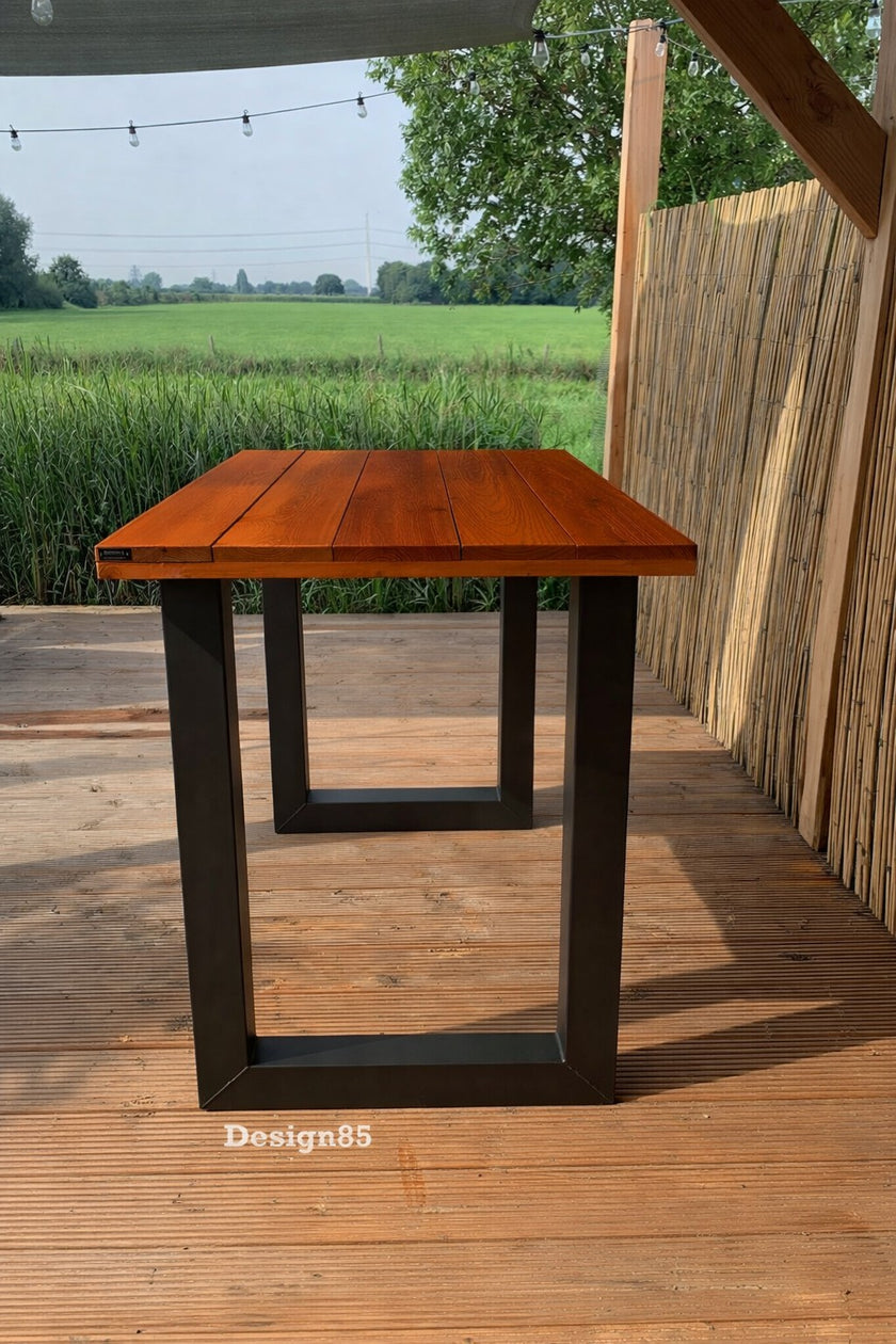 Hoge bartafel tuin met stalen frame en massief douglas houten blad