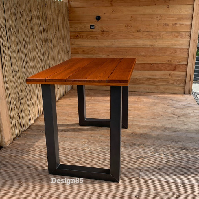 Moderne bartafel tuin met zwarte stalen poten en warm bruin douglas blad