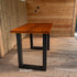 Moderne bartafel tuin met zwarte stalen poten en warm bruin douglas blad
