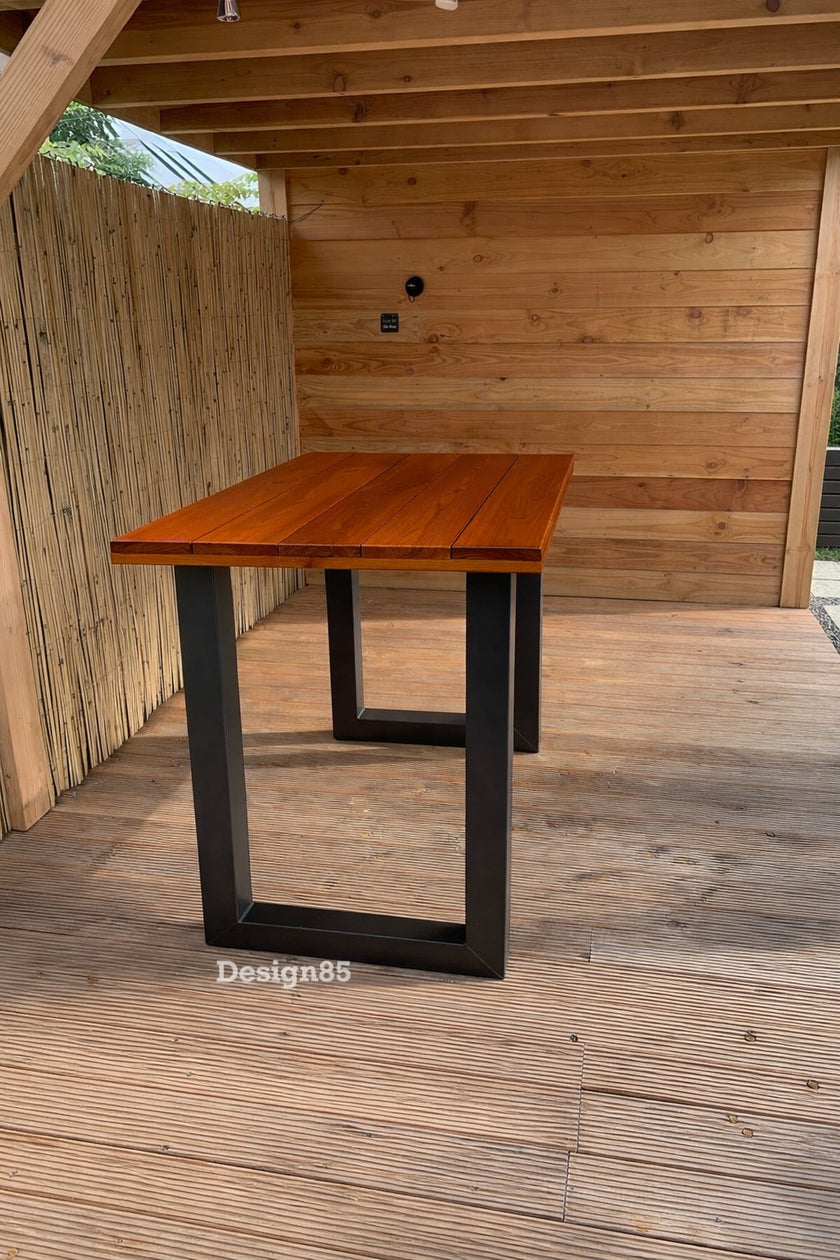 Robuuste bartafel tuin van staal en douglas hout op een houten vlonder