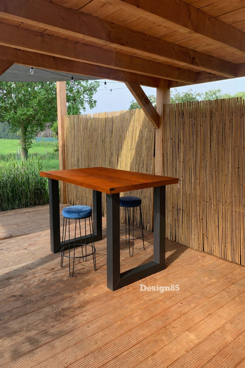 Stijlvolle bartafel tuin met zwart stalen onderstel en douglas houten blad