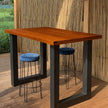 Douglas houten bartafel tuin met stevige stalen poten onder een pergola