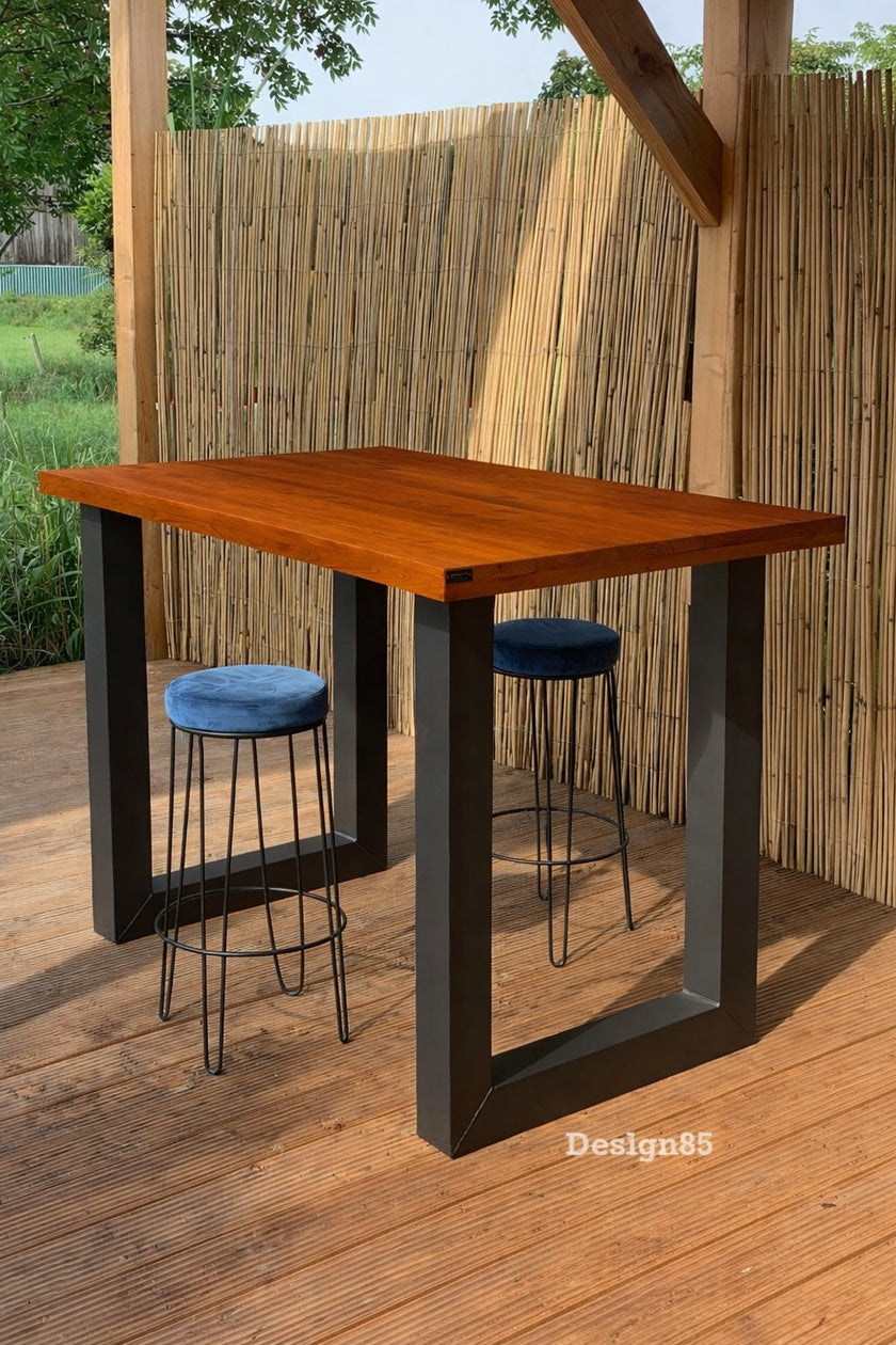Douglas houten bartafel tuin met stevige stalen poten onder een pergola