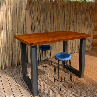 Bartafel tuin met stalen poot en douglas houten blad op een houten terras