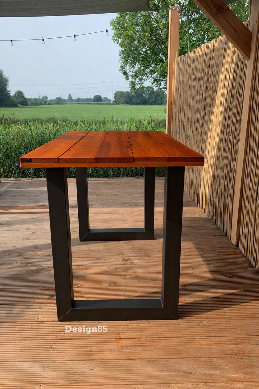 Douglas bartafel tuin met stalen onderstel op een terras met bamboe schutting