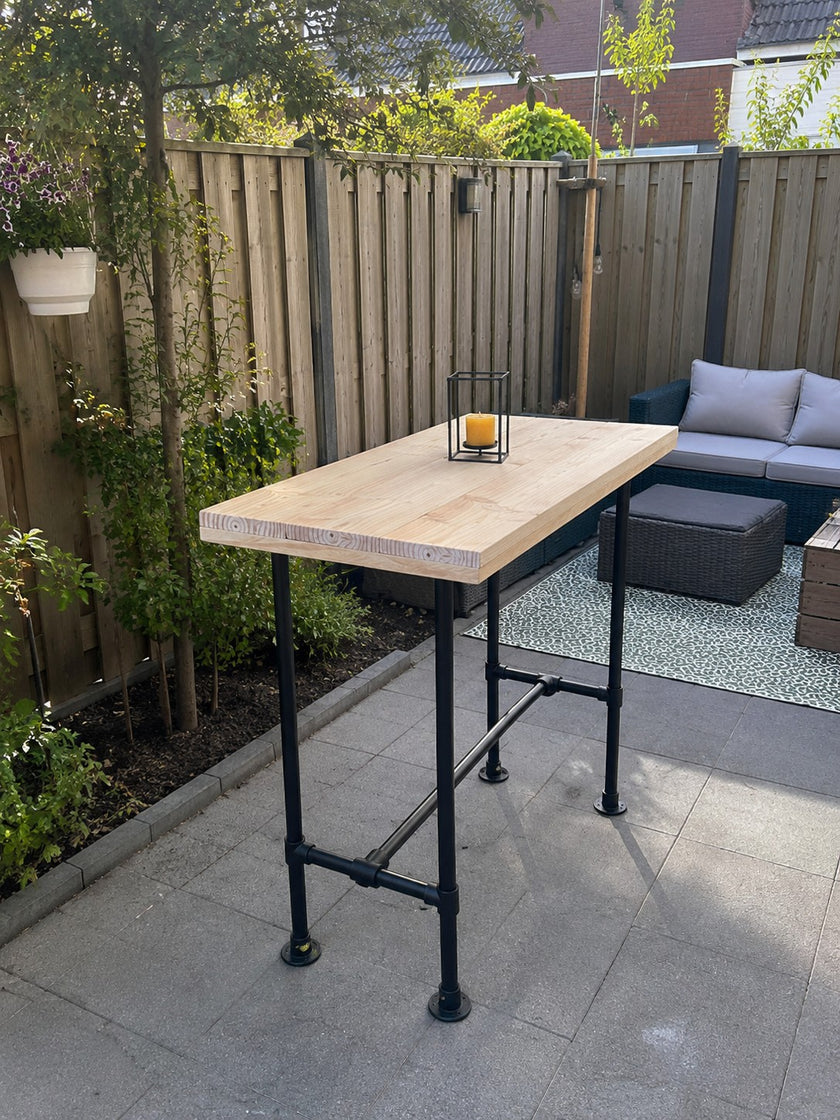 bartafel tuin lavendel in een mooie achtertuin.
