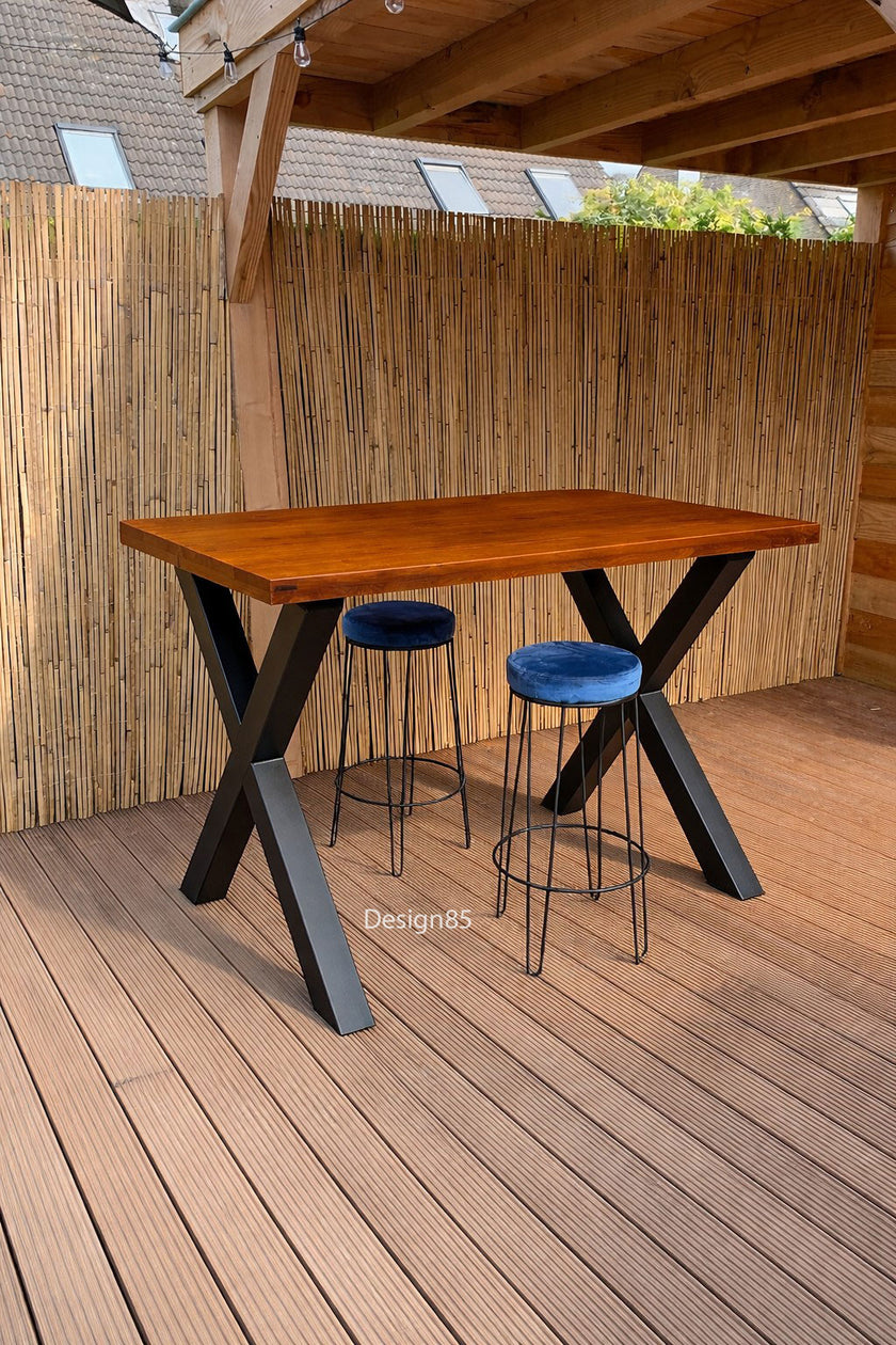 Industriële bartafel tuin douglas hout met metalen X-onderstel op terras