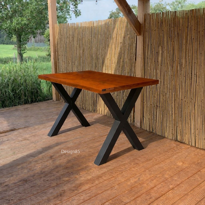 Douglas houten bartafel voor buiten met stalen X-poten in strakke tuinsetting