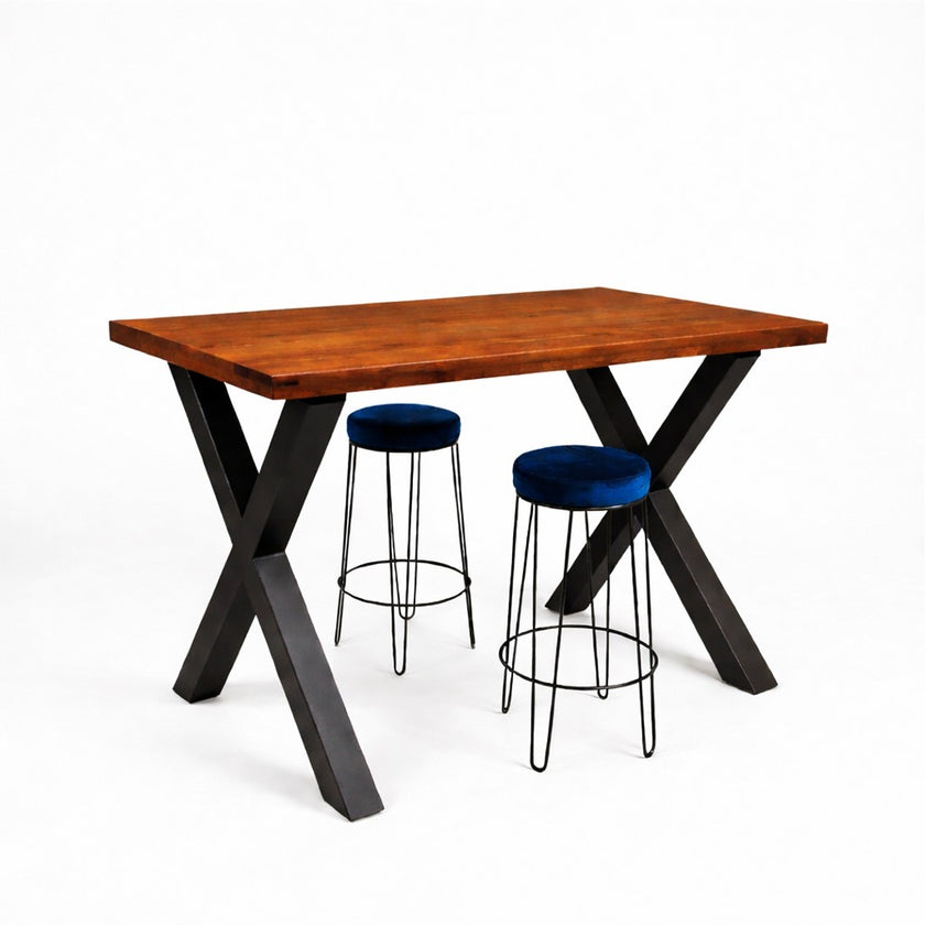 Hoge bartafel met douglas houten blad en X-poten inclusief barkrukken op witte achtergrond