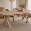 eettafel deens ovaal arc met drie stoelen en de tafel staat op een kleed