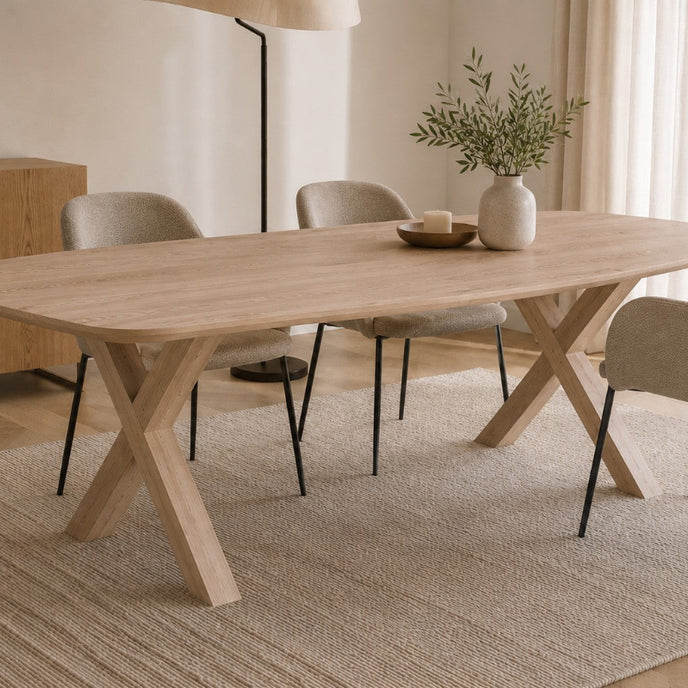 eettafel deens ovaal arc met drie stoelen en de tafel staat op een kleed