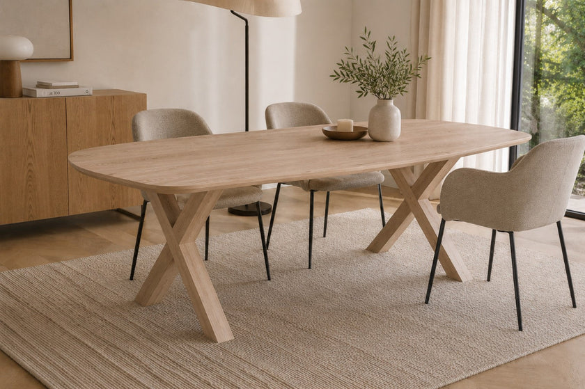 eettafel deens ovaal arc met drie stoelen en de tafel staat op een kleed