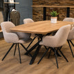 eettafel deens ovaal axis met 5 stoelen in onze showroom en een blad met naturel kleur.