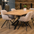 eettafel deens ovaal axis met 5 stoelen in onze showroom en een blad met naturel kleur.