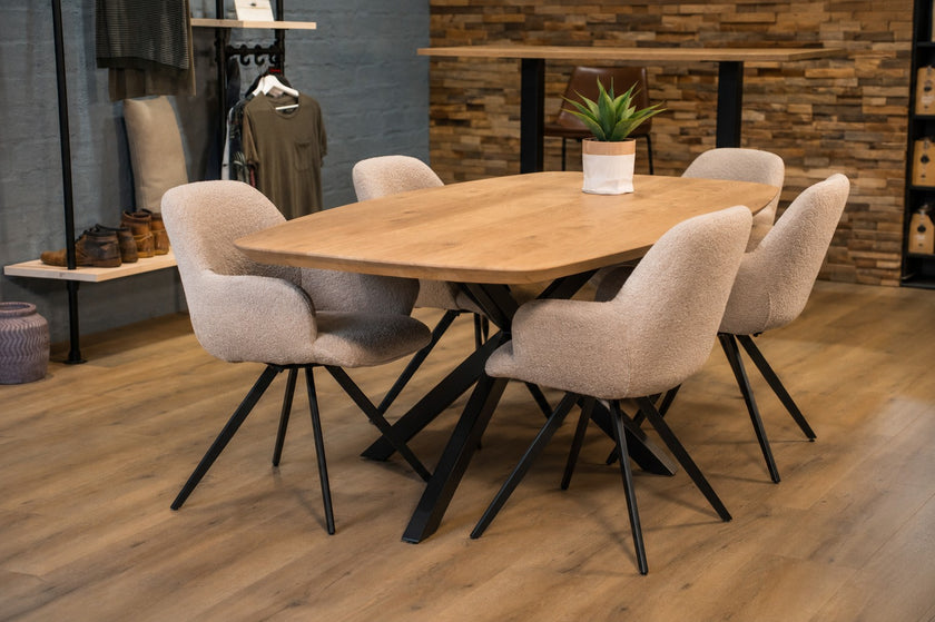 eettafel deens ovaal axis met 5 stoelen in onze showroom en een blad met naturel kleur.