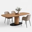: Eettafel Deens Ovaal Column in de kleur Sand met een deens ovaal eikenhouten blad en ronde kolompoot op een zwarte stalen onderplaat.
