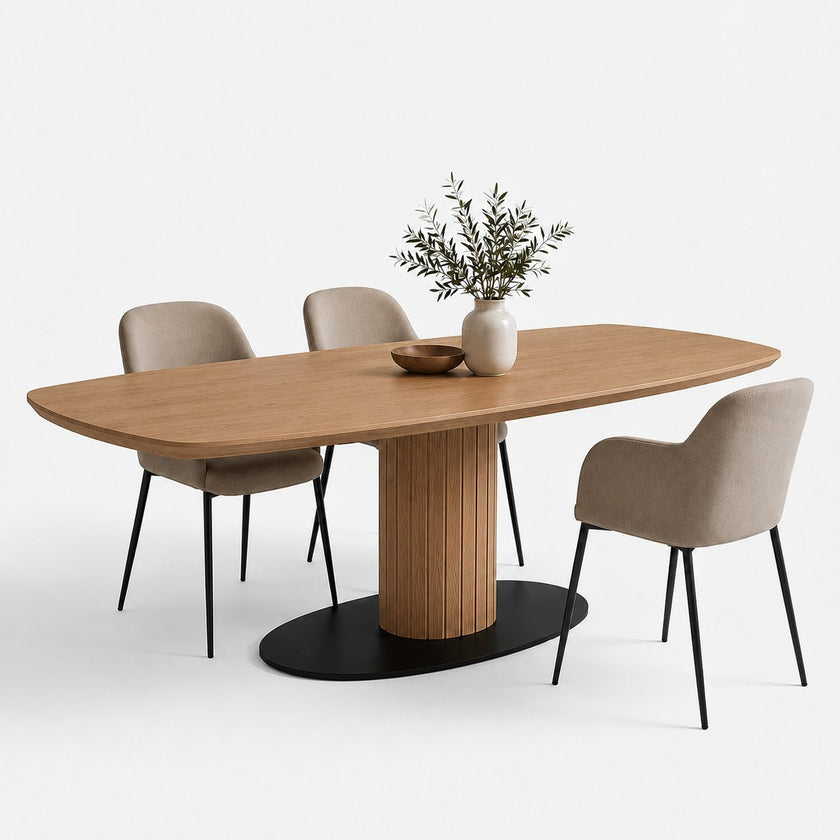 : Eettafel Deens Ovaal Column in de kleur Sand met een deens ovaal eikenhouten blad en ronde kolompoot op een zwarte stalen onderplaat.