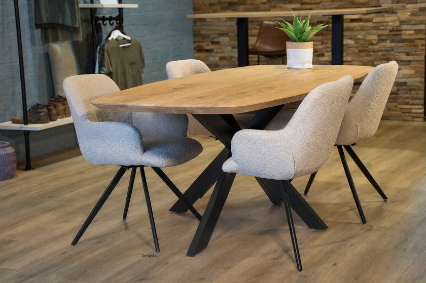 eettafel deens ovaal linea in onze showroom geplaatst met 4 witte stoelen en een blad met de kleur naturel.