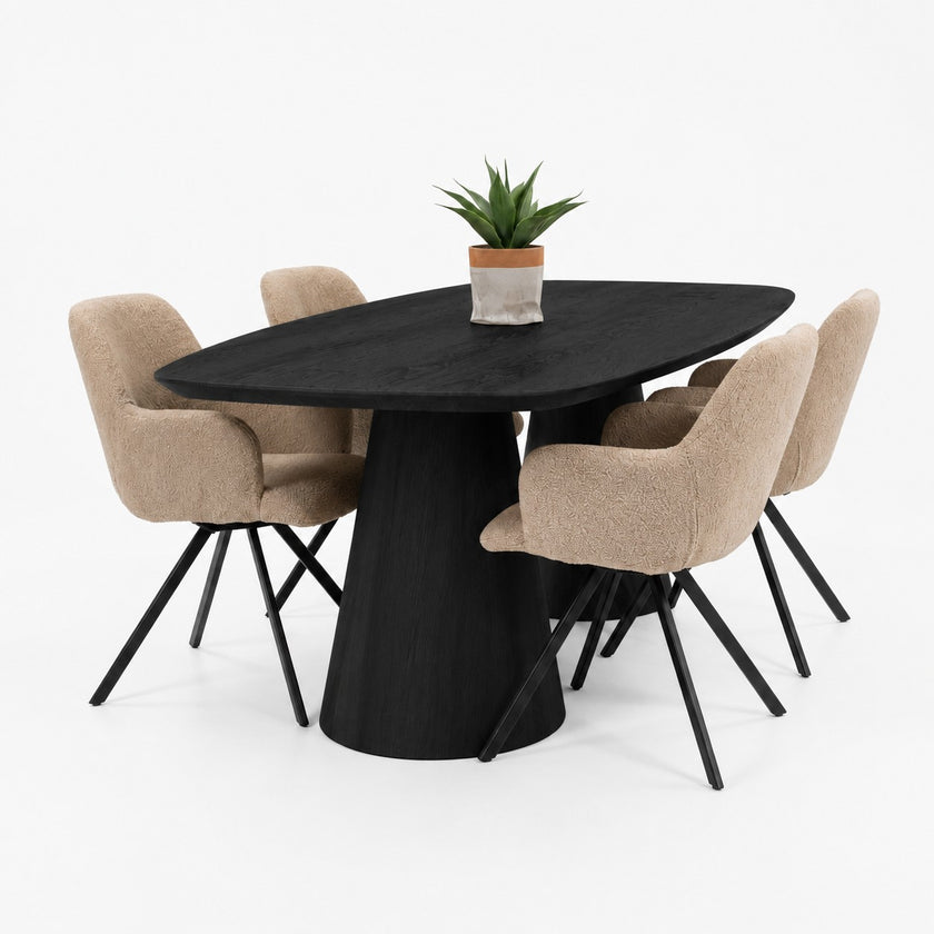 Scandinavische eettafel Deens ovaal in Black afwerking met robuuste houten poten. Perfecte blikvanger voor een modern interieur met comfortabele beige eetkamerstoelen.