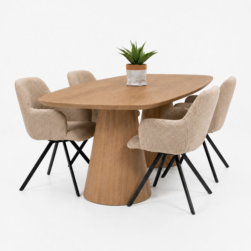 Luxe eikenhouten Deens ovale tafel in Sand kleur, voorzien van stijlvolle conische tafelpoten en beige draaibare eetkamerstoelen op zwarte metalen frames.
