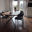 Design85 Eettafel Deens Ovaal Steel met houten blad en industrieel stalen frame, stijlvol ingericht in een lichte woonkeuken.