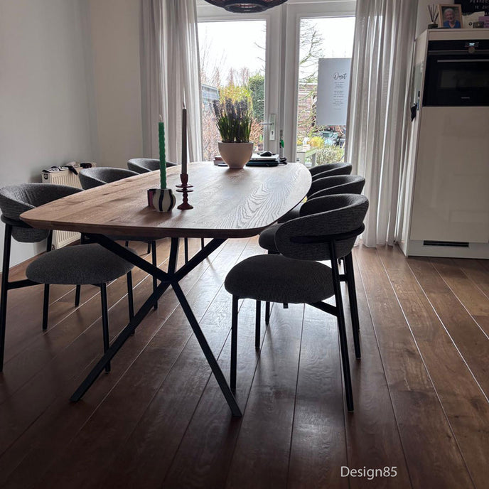 Design85 Eettafel Deens Ovaal Steel met houten blad en industrieel stalen frame, stijlvol ingericht in een lichte woonkeuken.