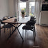 Design85 Eettafel Deens Ovaal Steel met houten blad en industrieel stalen frame, stijlvol ingericht in een lichte woonkeuken.