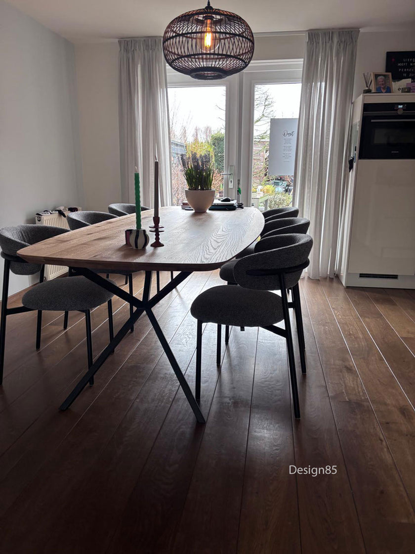 Design85 Eettafel Deens Ovaal Steel met houten blad en industrieel stalen frame, stijlvol ingericht in een lichte woonkeuken.