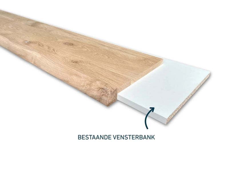 Eiken vensterbank met boomstamrand geplaatst over een bestaande vensterbank, weergegeven op een witte achtergrond.