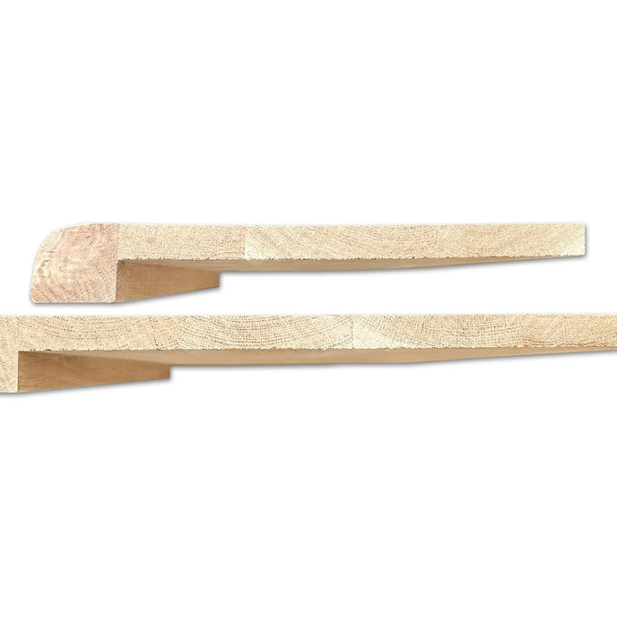 Houten vensterbank van eiken met natuurlijke knoesten en boomstamrand op een witte achtergrond.